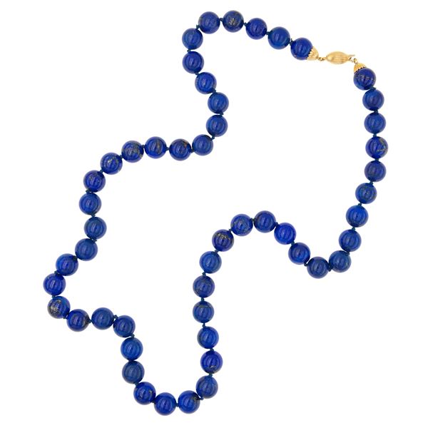 Long necklace with a strand of lapis lazuli spheres