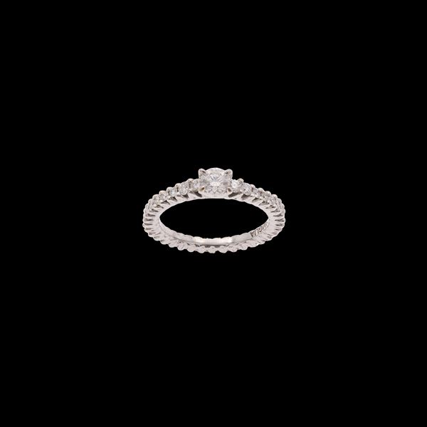 18kt white gold ring centered by a diamond