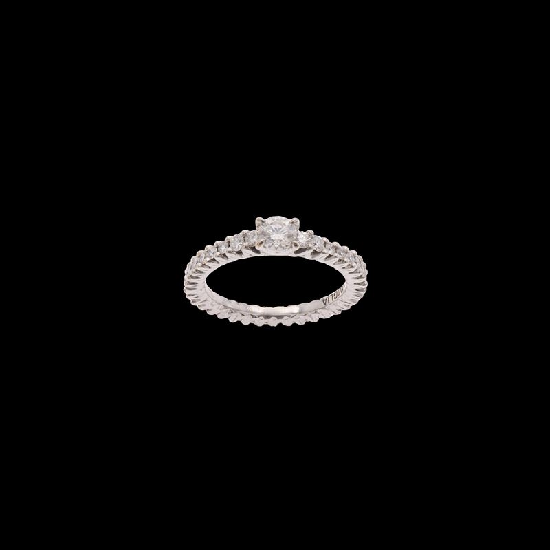 Anello Fede in Oro Bianco 18kt Centrata da un Diamante