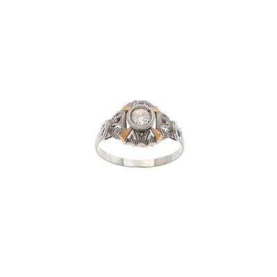 Anello antico in platino e oro rosa 18 kt con diamante, primi anni del '900