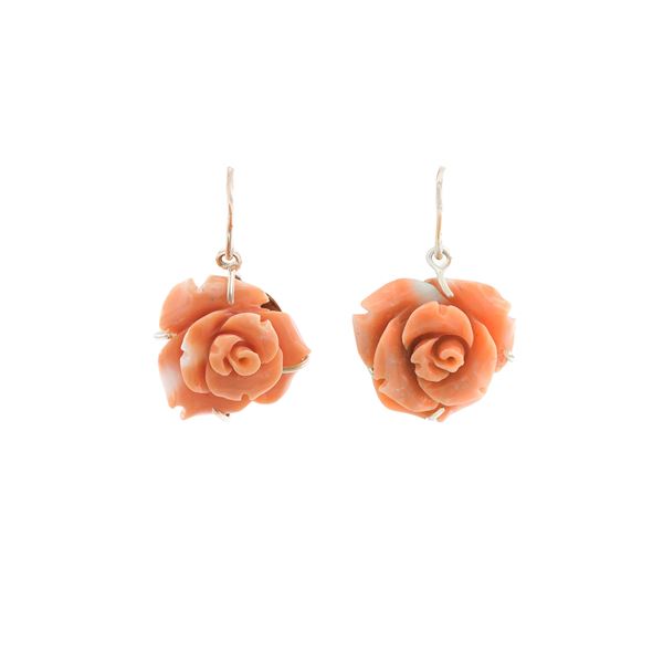 Orecchini pendenti in oro giallo 9kt e rose in corallo scolpito