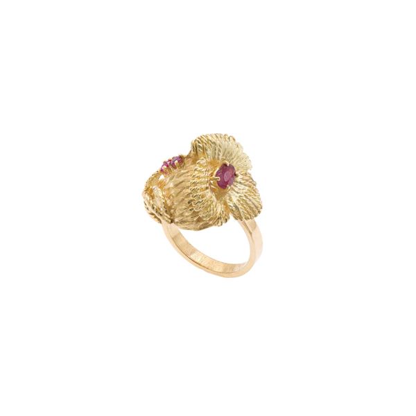 18kt yellow gold and rubies floral motif ring