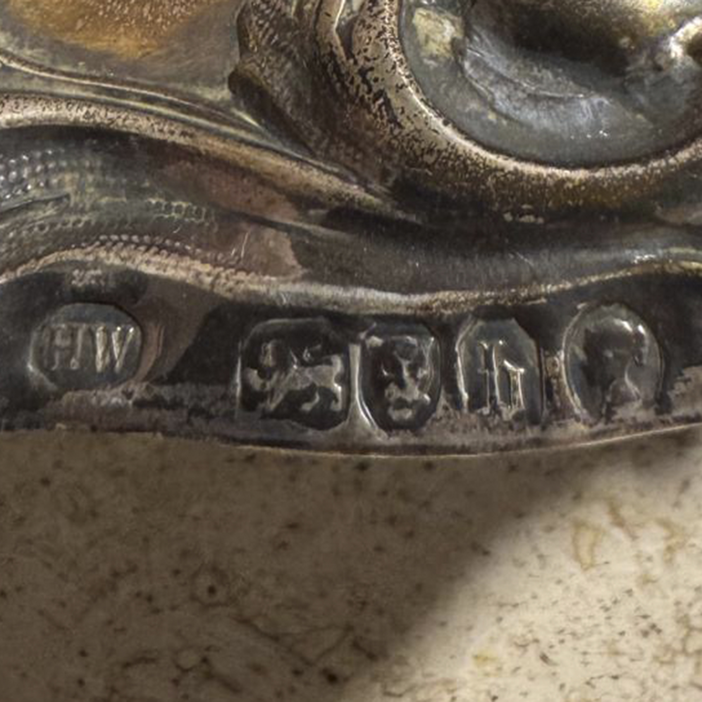 Coppia di candelieri in argento, Londra 1857