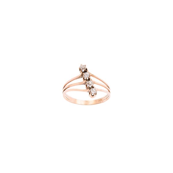 Antico anello in oro rosa 12kt e quattro diamanti