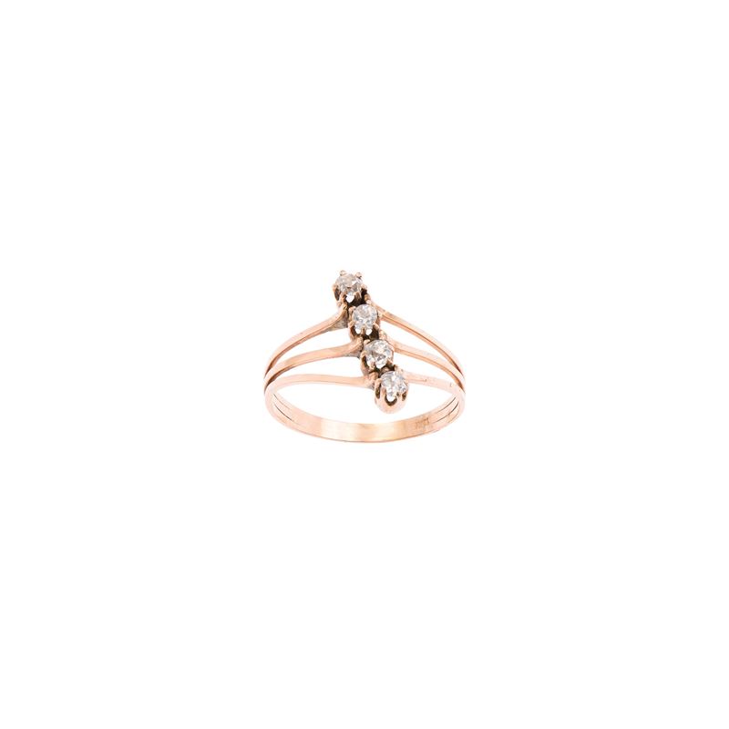Antico Anello in Oro Rosa 12kt e Quattro Diamanti