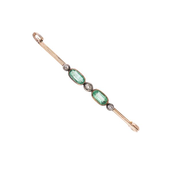 Antica spilla da balia in oro giallo 9kt, argento, smeraldi e rose di diamante