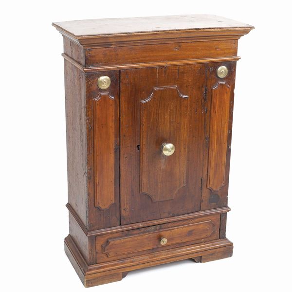 An Italian walnut cabinet  (Bologna, 17th century)  - Auction Online Christmas Auction - Colasanti Casa d'Aste