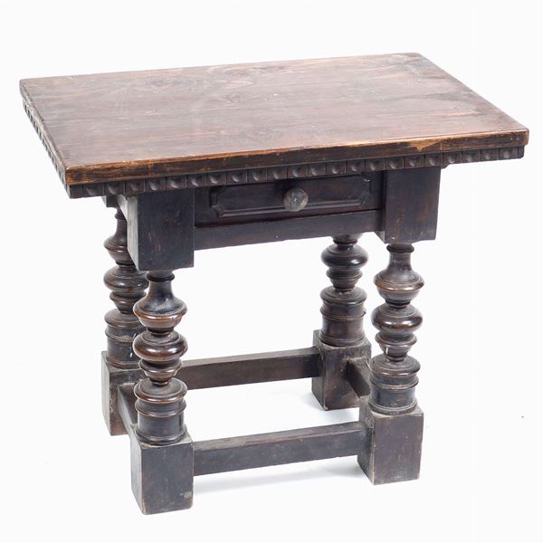 An Italian walnut table  (Bologna, 17th century)  - Auction Online Christmas Auction - Colasanti Casa d'Aste