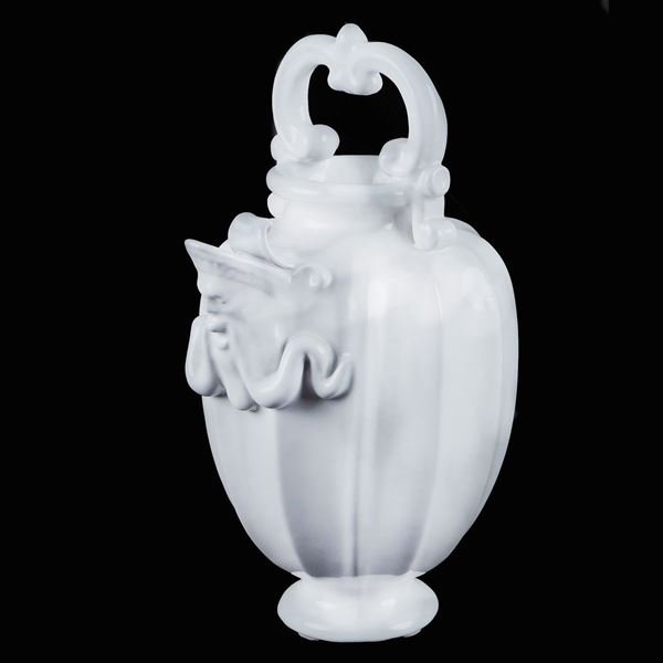 Versatoio cinquecentesco in ceramica bianca