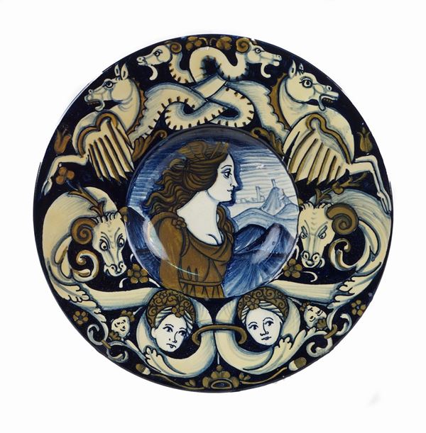 Piatto in ceramica smaltata  (Deruta, XX Sec.)  - Asta ASTA A TEMPO  - Colasanti Casa d'Aste