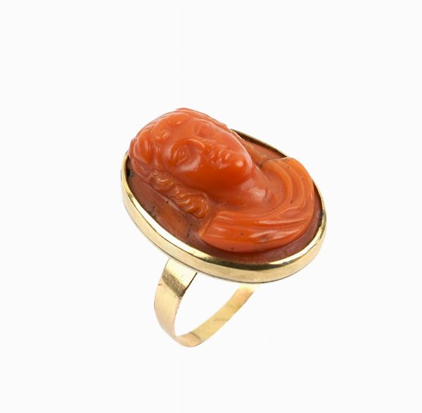 Anello in oro giallo 18kt con cammeo in corallo rosso