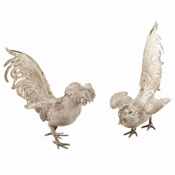 Coppia di galli in argento realisticamente decorati